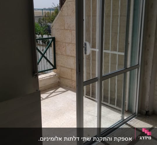 דלת הזזה מאלומיניום עם מסגרת זכוכית